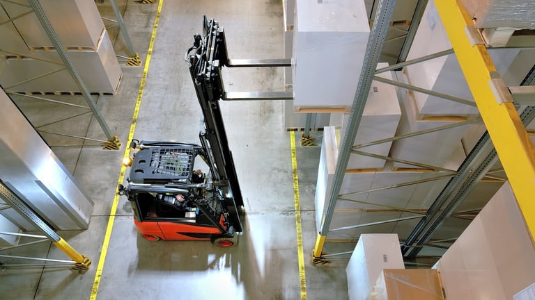 Gabelstapler im industriellen Lagerbetrieb