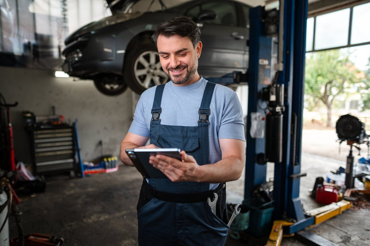 Erfahrener Mechaniker bei der Arbeit an einer Maschine in der Werkstatt